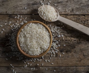 kaseye Kaşık ile pirinç 