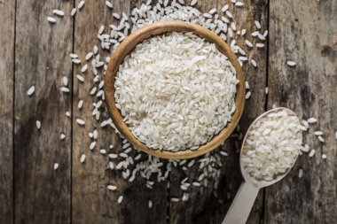 kaseye Kaşık ile pirinç 