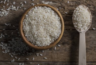 kaseye Kaşık ile pirinç 