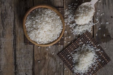 kaseye Kaşık ile pirinç 