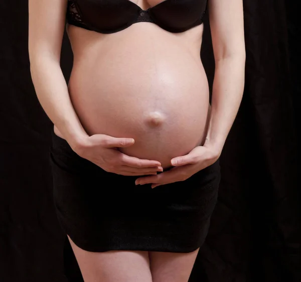 Gravid kvinna nära — Stockfoto