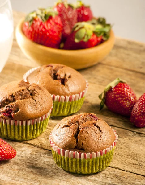Muffin con fragole e latte — Foto Stock