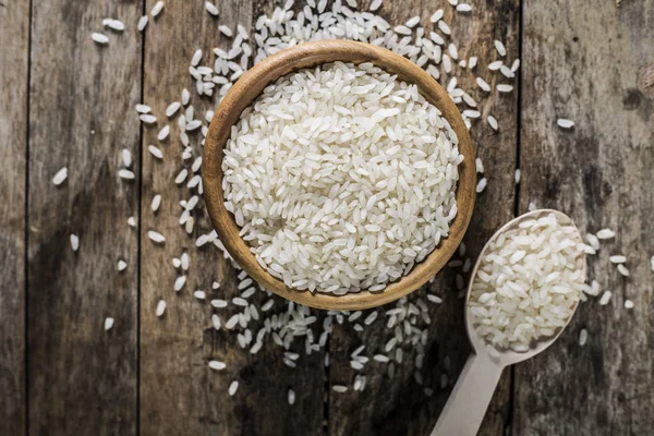 kaseye Kaşık ile pirinç 