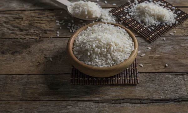 kaseye Kaşık ile pirinç 