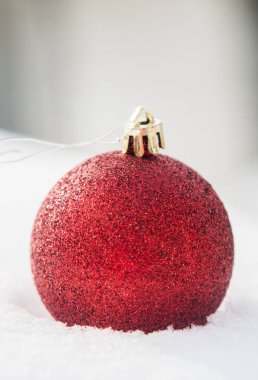 Karda kırmızı Noel balosu