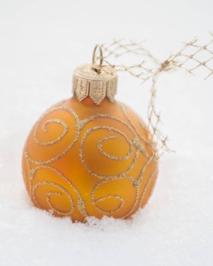 Altın Noel top üstünde kar