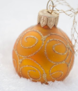 Altın Noel top üstünde kar