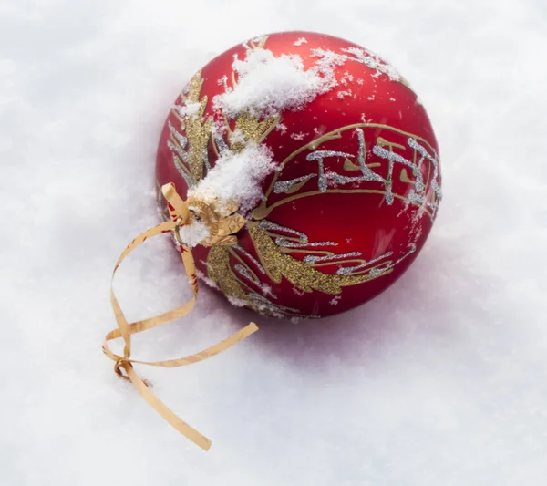 Bola de Natal vermelho na neve — Fotografia de Stock