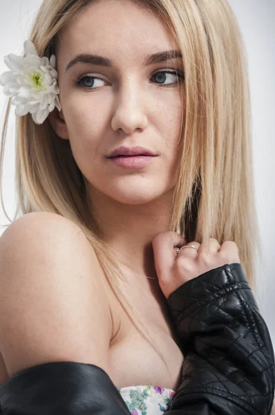 seksi model deri ceket bahar giyiyor