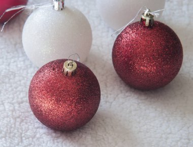 Noel işte! Parlak güzel Noel ampuller yakın çekim