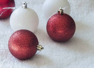 Noel işte! Parlak güzel Noel ampuller yakın çekim