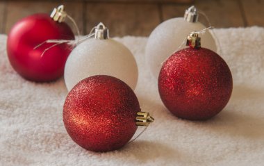 Noel işte! Parlak güzel Noel ampuller yakın çekim