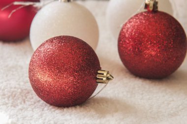 Noel işte! Parlak güzel Noel ampuller yakın çekim