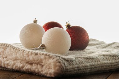 Kırmızı ve beyaz Noel top yakın çekim