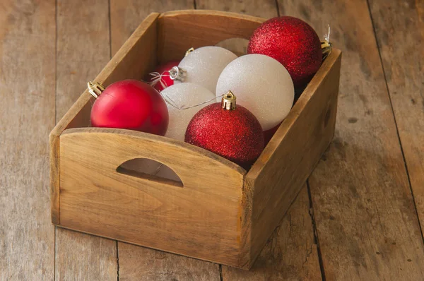Koule vánoční červené a bílé zblízka — Stock fotografie