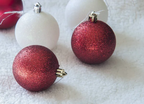 Boże Narodzenie jest tutaj! Zbliżenie na błyszczące piękne świąteczne żarówki — Zdjęcie stockowe