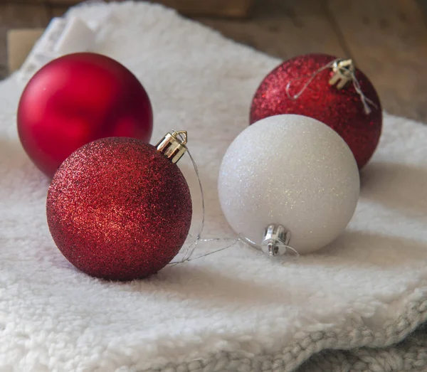 Noel işte! Parlak güzel Noel ampuller yakın çekim