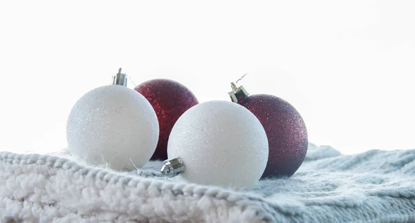 Czerwone i białe Boże Narodzenie ball z bliska — Zdjęcie stockowe