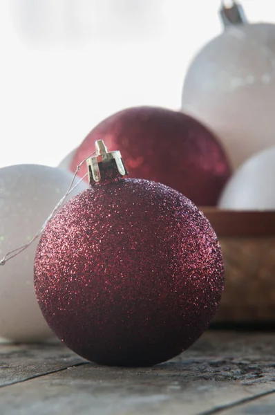 Roșu și alb minge de Crăciun aproape — Fotografie, imagine de stoc
