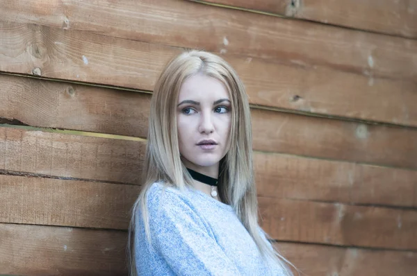 Ahşap arka plan güzel gülümseyen sarışın kadın. Sonbahar zaman. Sonbahar sezon.