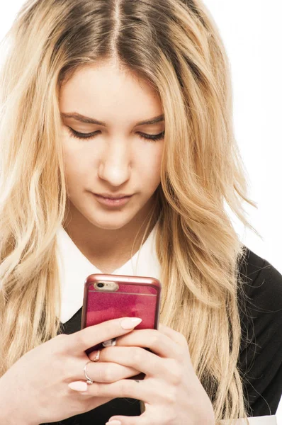 Retrato de cerca de la joven rubia hermosa mujer con vestido blanco y negro —  Fotos de Stock