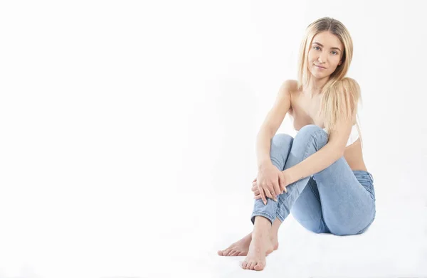Estudio Retrato de una joven atractiva en jeans — Foto de Stock