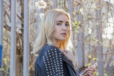 Moda şık sarışın kadın portresi