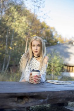 sonbahar kadın kahve içme.