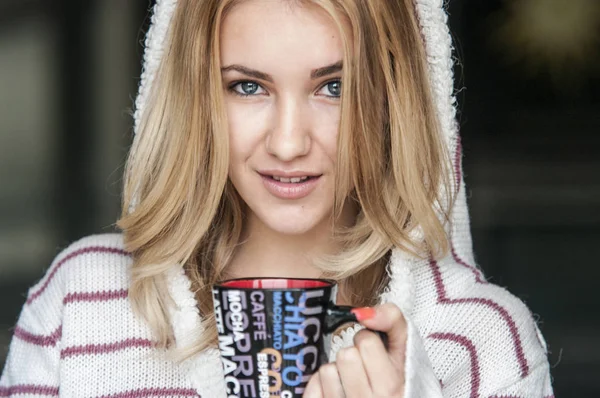 Ragazza bere caffè caldo — Foto Stock