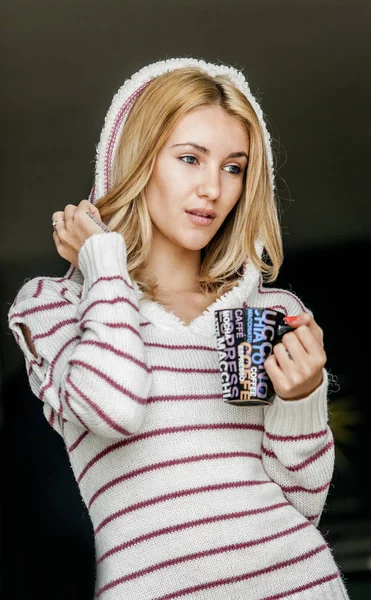 Ragazza bere caffè caldo — Foto Stock