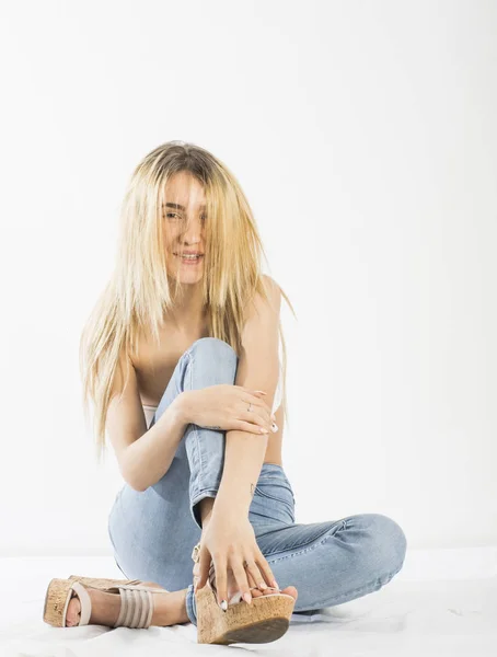 Güzel kız moda şık Jeans — Stok fotoğraf