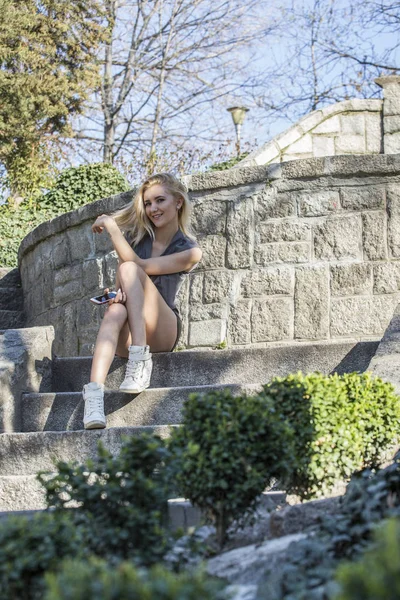 Hermosa chica sentada en el parque —  Fotos de Stock