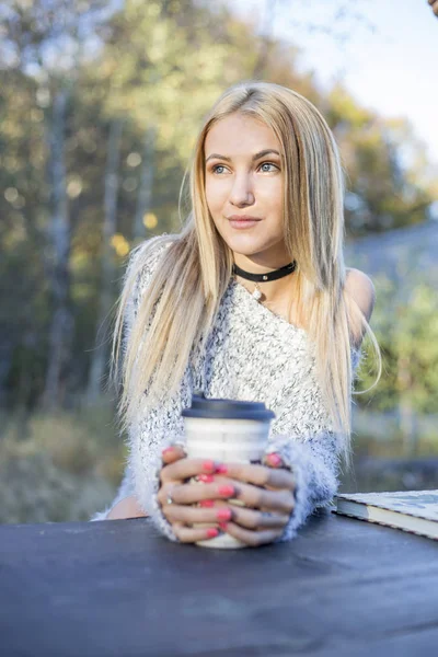 Autunno donna bere caffè . — Foto Stock