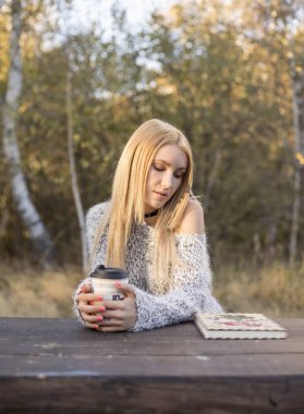 sonbahar kadın kahve içme. 