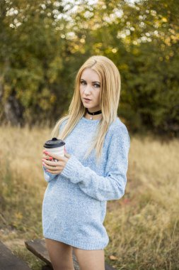 sonbahar kadın kahve içme. 