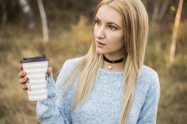 sonbahar kadın kahve içme. 