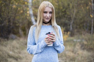 sonbahar kadın kahve içme. 