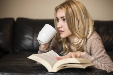 Kitap okuma ve kahve içme kadın