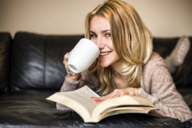 Kitap okuma ve kahve içme kadın 