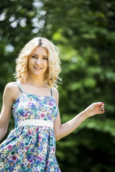 Parkta renkli elbiseli kız 