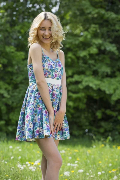 Parkta renkli elbiseli kız 