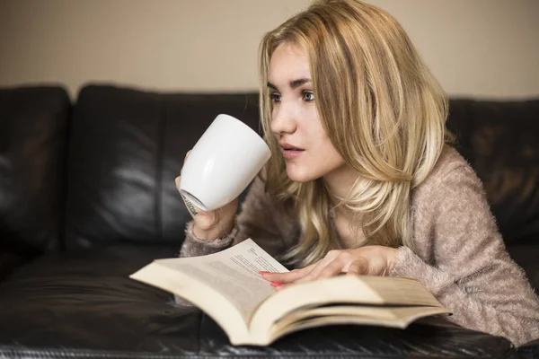 Kitap okuma ve kahve içme kadın