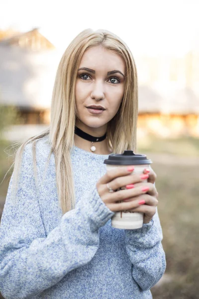 sonbahar kadın kahve içme. 