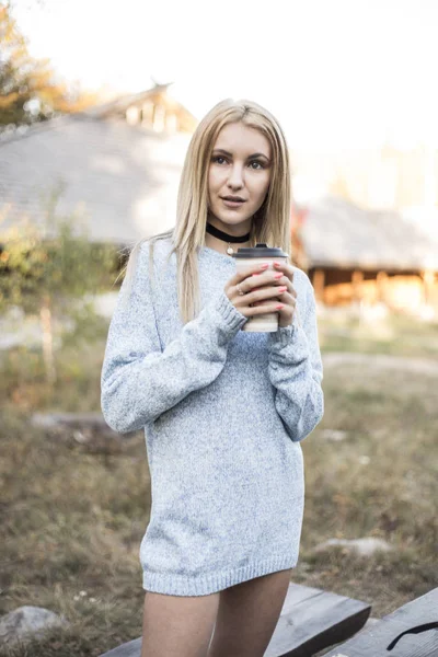 Осенняя женщина пьет кофе . — стоковое фото