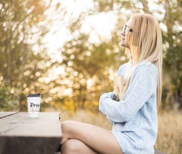 sonbahar kadın kahve içme. 