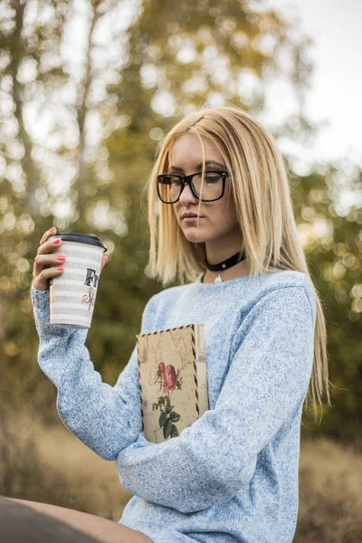 sonbahar kadın kahve içme. 