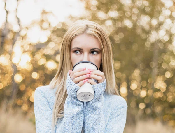 Autumn woman drinking coffee.