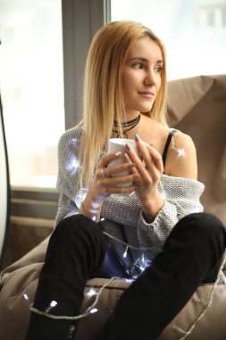 ışık garland kahve içme kadınla 