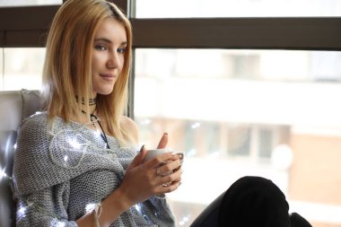 ışık garland kahve içme kadınla 