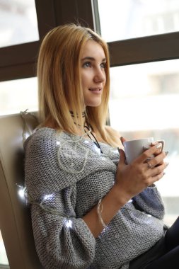 ışık garland kahve içme kadınla 